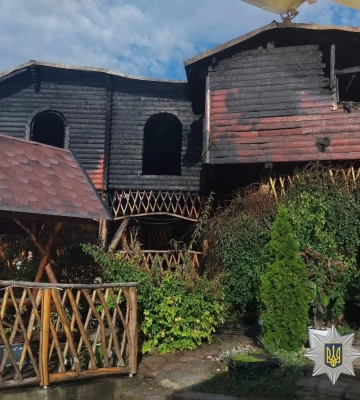 Нічна пожежа на території бази відпочинку у Солотвині забрала життя двох людей