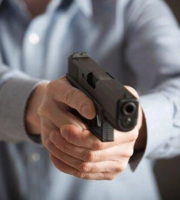 У Львові чоловік приставив пістолет до голови перехожого та вдарив його зброєю