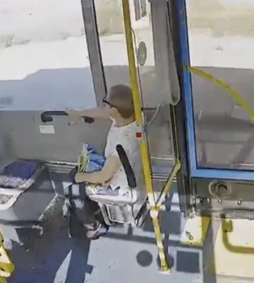 Два тролейбуси потрапили під російську атаку в Миколаєві (відео)