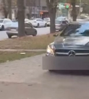 Проехал по тротуару: в Кривом Роге на 340 гривен оштрафовали водителя Mercedes-Benz