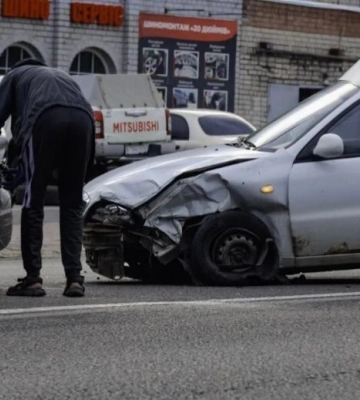 Потрійна ДТП у Дніпрі: зіштовхнулися Ford, Honda та ЗАЗ-пікап