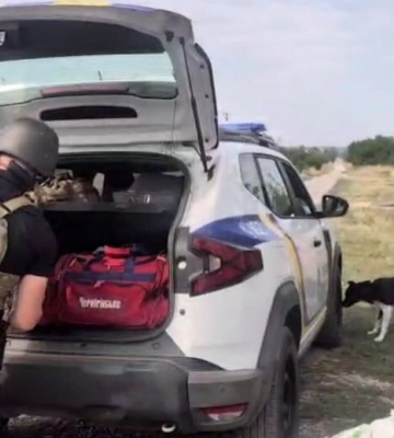 «Ми вже так втомились від цих жахів», – поліцейські Запоріжжя евакуювали з прифронтової Новомиколаївки жінку з інвалідністю та літнє подружжя