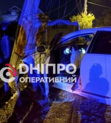 В Днепре на Щитовой Lexus врезался в электроопору: местные жители остались без света