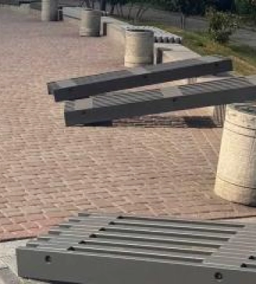 Біля Білої альтанки у Полтаві встановили  десять нових лавок