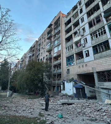 Россия сбросила авиабомбы на центр Краматорска: есть попадания в многоэтажные дома, 2 человека погибли