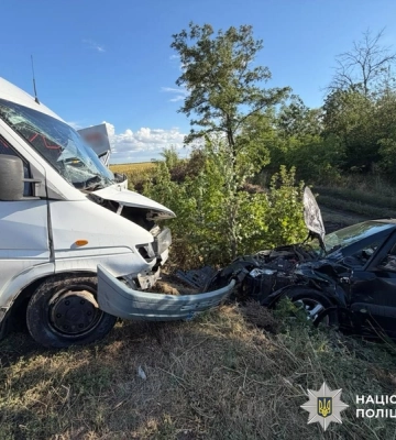 Унаслідок лобового зіткнення автівок на Кіровоградщині травмувалися двоє людей