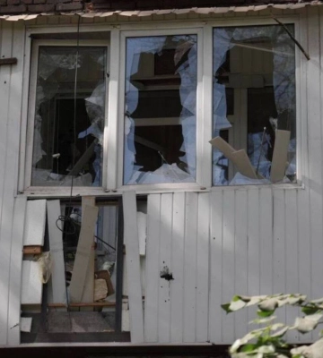 Росіяни атакували автостоянку в Запоріжжі: двоє людей дістали поранень, виникла пожежа