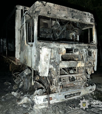 Підпалила дві фури, а грошей не отримала: в Одесі затримали 26-річну жінку