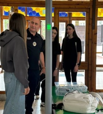 В 15 лицеях Прикарпатья установили арочные металлодетекторы: на входе будут дежурить полицейские. ФОТО