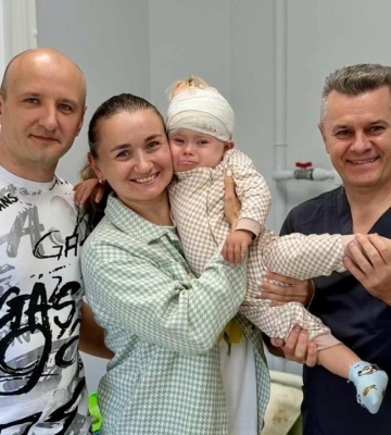 У Львові дворічному хлопчику із синдромом Дауна провели складну операцію на слух