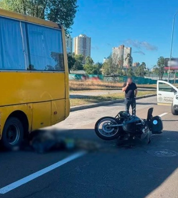 Смертельна ДТП на Броварському проспекті у Києві: рейсовий бус зіткнувся з мотоциклом BMW