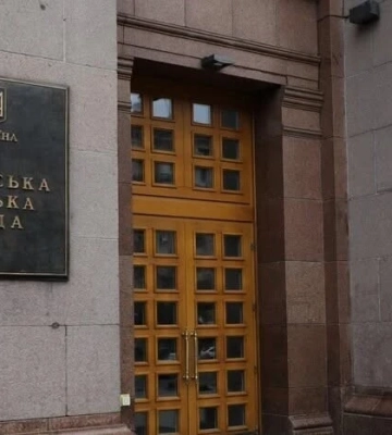 Як працюватимуть школи, ЦНАПи та бізнес під час «жовтого» рівня небезпеки: розʼяснення Кличка