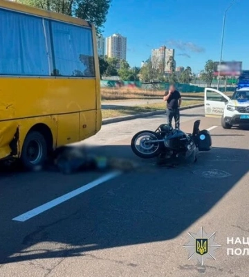 На Броварському проспекті в ДТП за участю автобуса загинув мотоцикліст