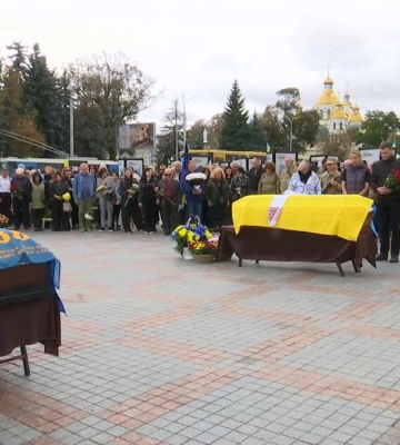 Герой та Героїня: у Рівному попрощалися з Романом Грицюком і Мирославою Наумчук (ВІДЕО)