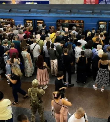Транспортний колапс у Києві: черги на сотні метрів, метро обмежили через тривогу