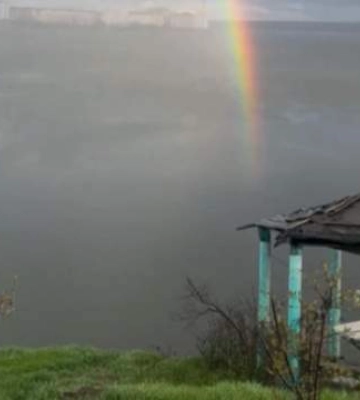 Купив руїну біля річки за тисячу доларів: як чоловік відновлює хату з неймовірним краєвидом