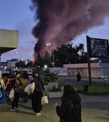Взрывом сорвало буквы: российская атака повредила станцию метро «Тараса Шевченко» в Киеве