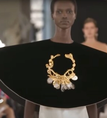 Подиумы в укрытиях и на вокзале: чем запомнился Ukrainian Fashion Week