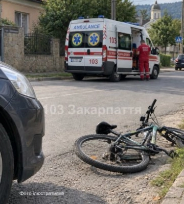 Небезпечний манвр у Хусті: 13-річний велосипедист потрапив під колеса авто і опинився в лікарні
