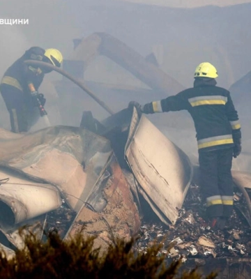 У Дніпрі після ворожого удару загорівся склад логістичної компанії
