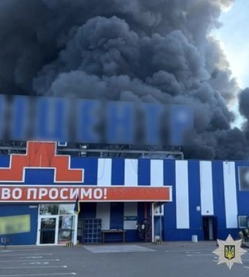 Ворог ударив по "Епіцентру" в Прилуках: спалахнула пожежа. ФОТО