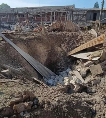 Удар по Солом’янському району столиці: на місці влучання утворилася вирва (відео)