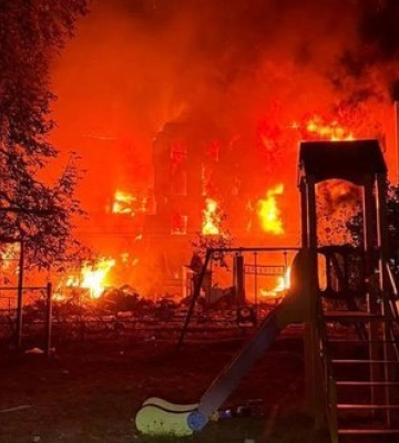 Внаслідок нічного комбінованого удару по Києву пошкоджені понад пів сотні обʼєктів: житлові будинки, гуртожиток, територія школи, крамниці, АЗС, підприємство з виробництва борошна