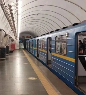 Київ починає тестувати рух наземною ділянкою метро під час тривоги: деталі