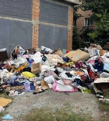 У Полтаві з квартири, заваленої сміттям, комунальники вивезли 10 баків відходів