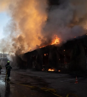 У Києві через атаку РФ загорілася офісна будівля