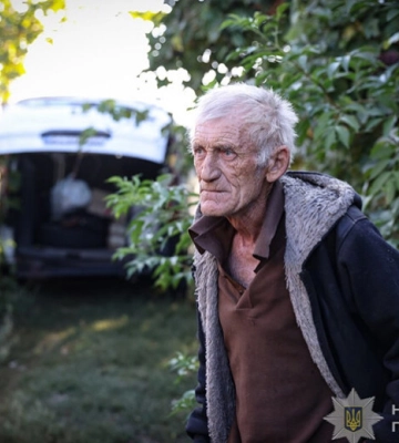 Поліцейські під дронами евакуювали трьох літніх жителів Новомиколаївської громади