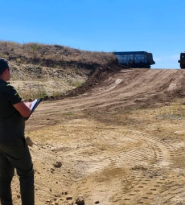 На Миколаївщині незаконно видобували пісок за допомогою спецтехніки