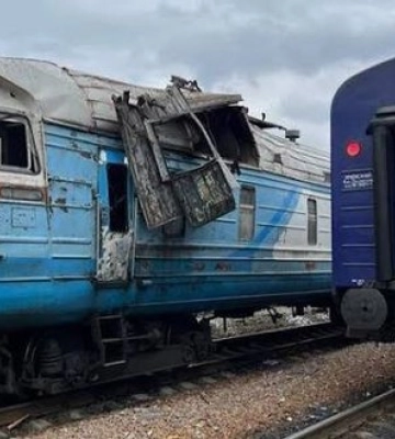 Ворог вдарив по приміському потягу на Сумщині: є пасажири з уламковими пораненнями