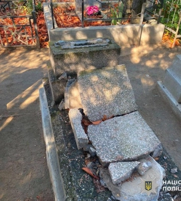У Миколаєві п’яний чоловік пошкодив могили на кладовищі