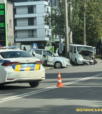 Розтрощені автівки та перекритий рух: у Луцьку – ДТП