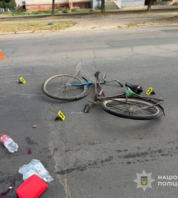 На Сумщині легковик наздогнав та збив літнього велосипедиста