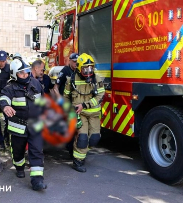 У Рівному під час пожежі у багатоповерхівці вогнеборці врятували жінку(ФОТО+ВІДЕО)