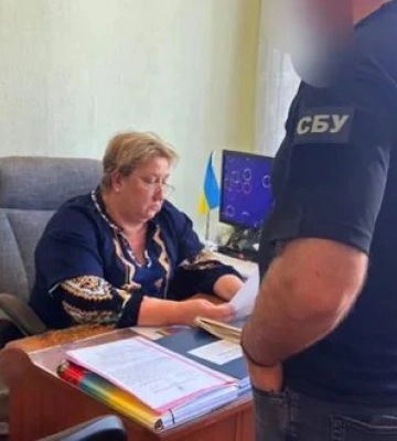 На Закарпатті викладачку коледжу затримали на хабарі у $700 за фіктивне оформлення військовозобов’язаних на навчання. ФОТО