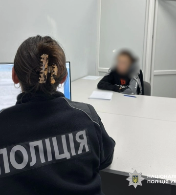 В Одесі викрили 26-річну жінку за підпал вантажних автомобілів 