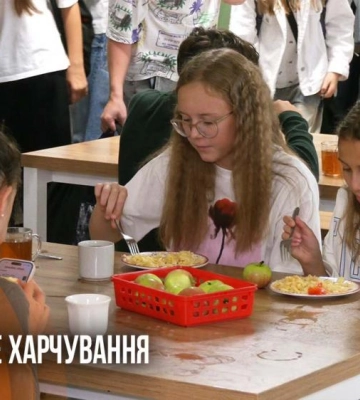 «Кухарів не вистачає»: один день шкільної їдальні у Рівному (ВІДЕО)