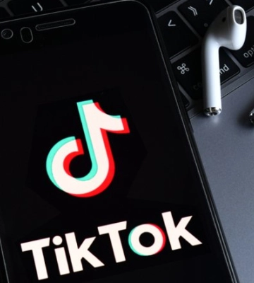 У Львові матір покарали через TikTok доньки з російськими піснями