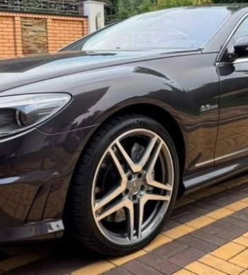 В Киеве продают Mercedes-Benz CL 63 AMG с пробегом в пять тысяч километров: цену определяет покупатель