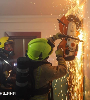 Пожежа у багатоповерхівці Рівного: рятувальники евакуювали 16 людей та врятували жінку