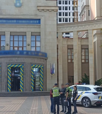 Университет в Киеве проводил посвящение студентов под открытым небом во время тревоги