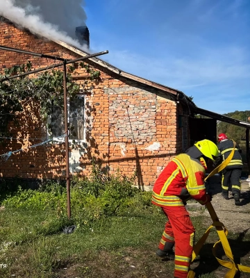 На Хустщині вогнеборці ліквідували пожежу в житловому будинку