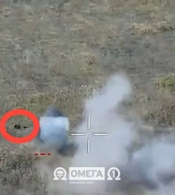 Від влучання ударного дрона бійців "Омеги" рашиста розірвало на дрантя та відкинуло на кілька метрів убік. ВIДЕО