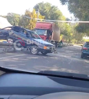 В Днепре на Криворожской Audi повис на отбойнике после столкновения с грузовиком, есть пострадавший