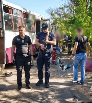 На Одещині зіткнулися два рейсові автобуси: загинули дві жінки, відомо про 25 постраждалих (ФОТО)