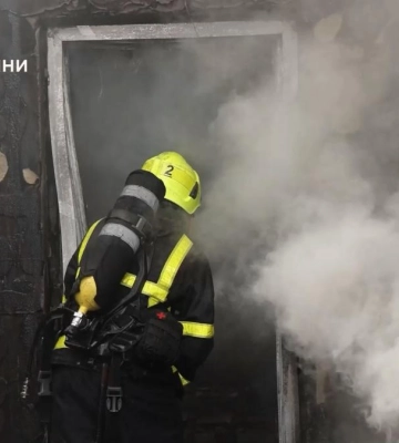«Сказали тікати!»: У Рівному екстрено евакуювали робітників через пожежу на СТО (ВІДЕО)