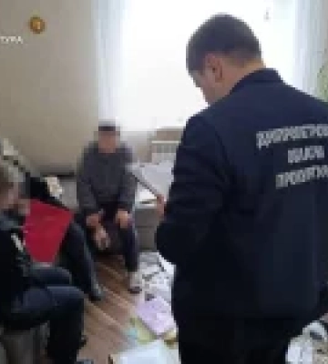 У Дніпрі батьків-вихователів обвинувачують у катуванні шістьох дітей